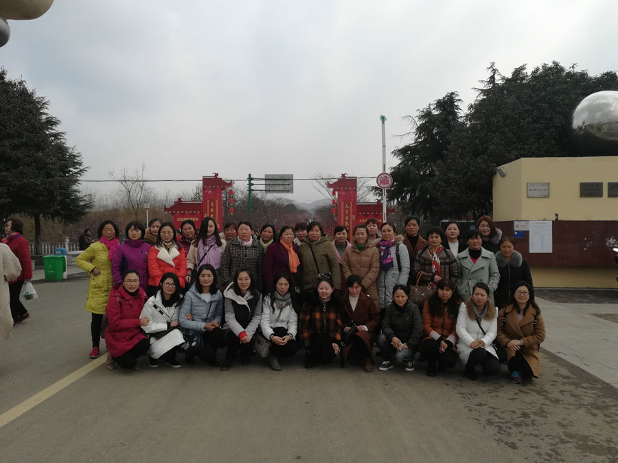 华亿(中国)工会开展庆“三八”踏春赏梅活动