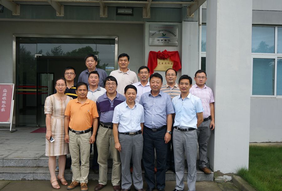 华亿(中国)与南京农业大学共建的江苏省研究生工作站举行揭牌仪式