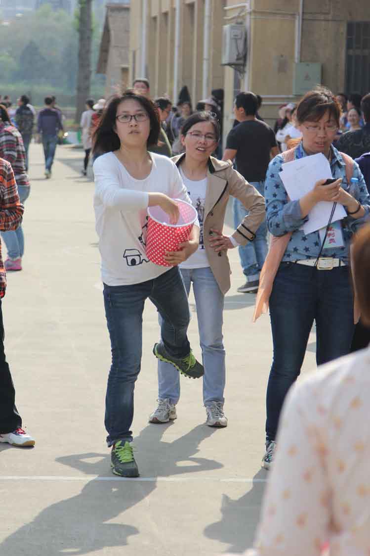 华亿(中国)员工积极参加院趣味运动会